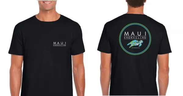 Vorder- und Rückansicht eines Mannes, der ein schwarzes Maui-Schnorchel-T-Shirt trägt