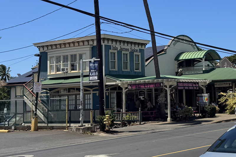 Tobi’s Poke and Shave Ice storefront in Paia Maui with outdoor seating and signage