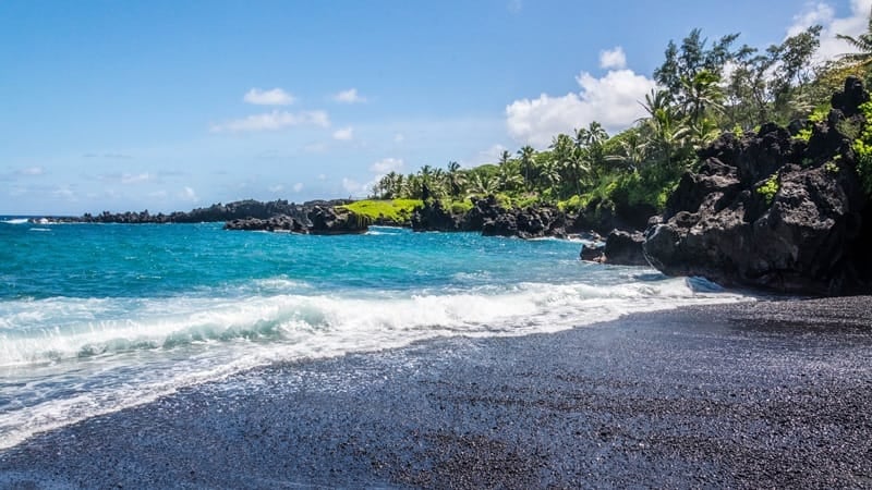 Der faszinierende schwarze Sandstrand Maui: Ein tropisches Paradies