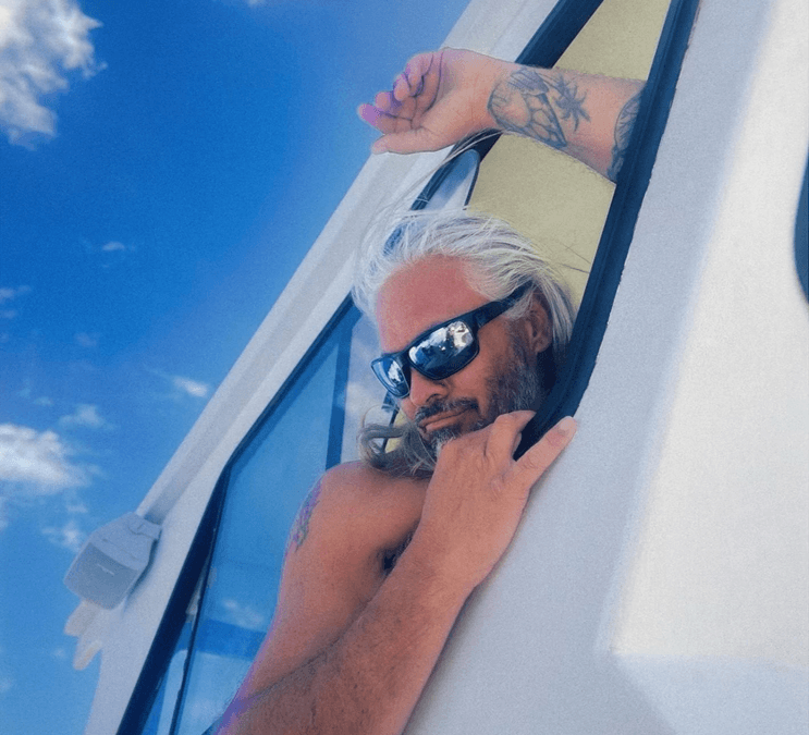 El capitán Greg de Maui haciendo snorkel