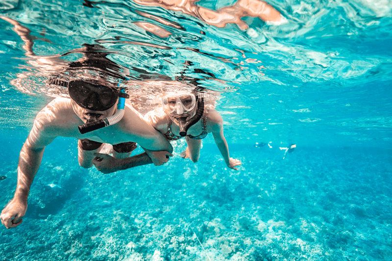 Pareja practicando snorkel en el cráter Molokini con Maui Snorkel