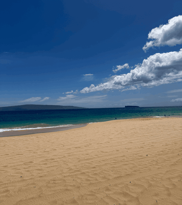 Vista de una playa gratuita en Maui para viajeros con presupuesto limitado.