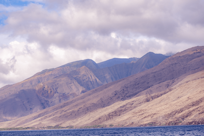 West-Maui-Gebirge (Mauna Kahālāwai) West Maui Mountains unter bewölktem Himmel, Ozean im Vordergrund