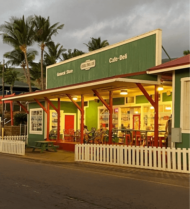 マウイ島の夕暮れ時に佇む魅力的な緑の雑貨店