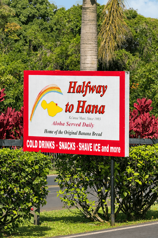 Aloha-Schild entlang der Straße nach Hana auf Maui Auf dem Weg nach Hana befindet sich ein Schild mit der Aufschrift „Aloha“ auf Maui, Hawaii, entlang der Straße nach Hana.