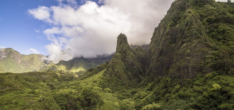 Vista panorámica del Monumento Estatal ʻĪao Valley y ʻĪao Needle, Maui