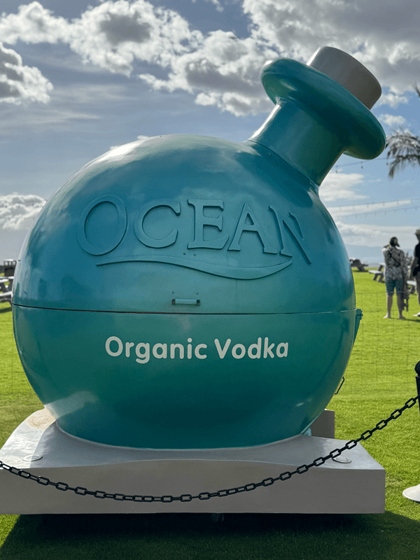 マウイ島の内陸部にある屋外の大きな青いウォッカボトルの彫刻