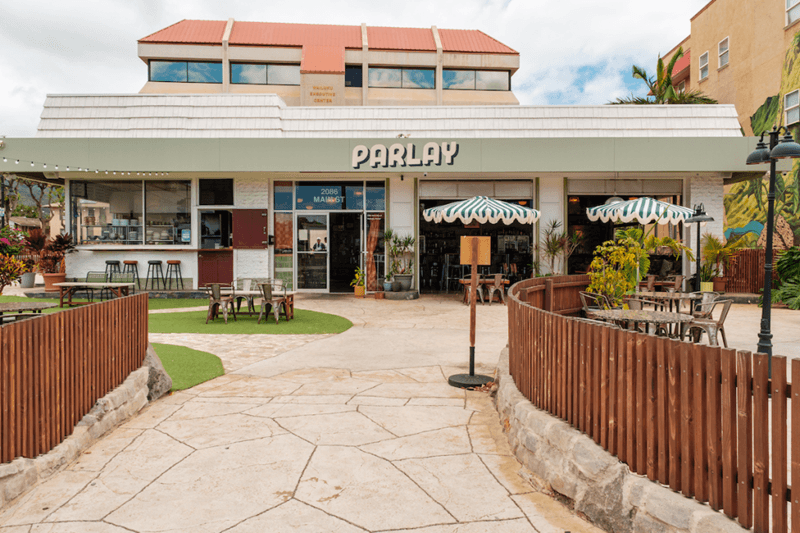 Essbereich im Freien des Restaurants Parlay in Wailuku, Maui