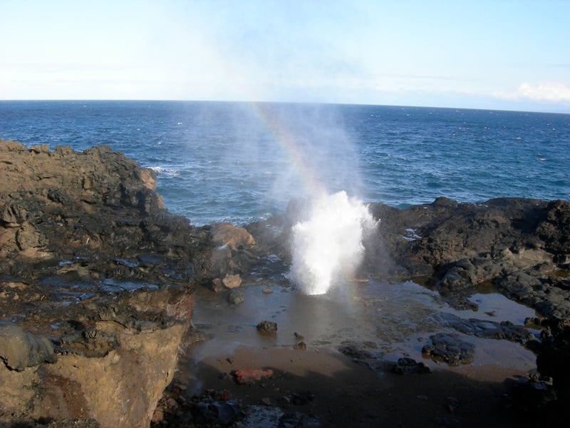 Guía del géiser Nakalele en Maui: Aparcamiento, sendero, seguridad y mejores consejos.